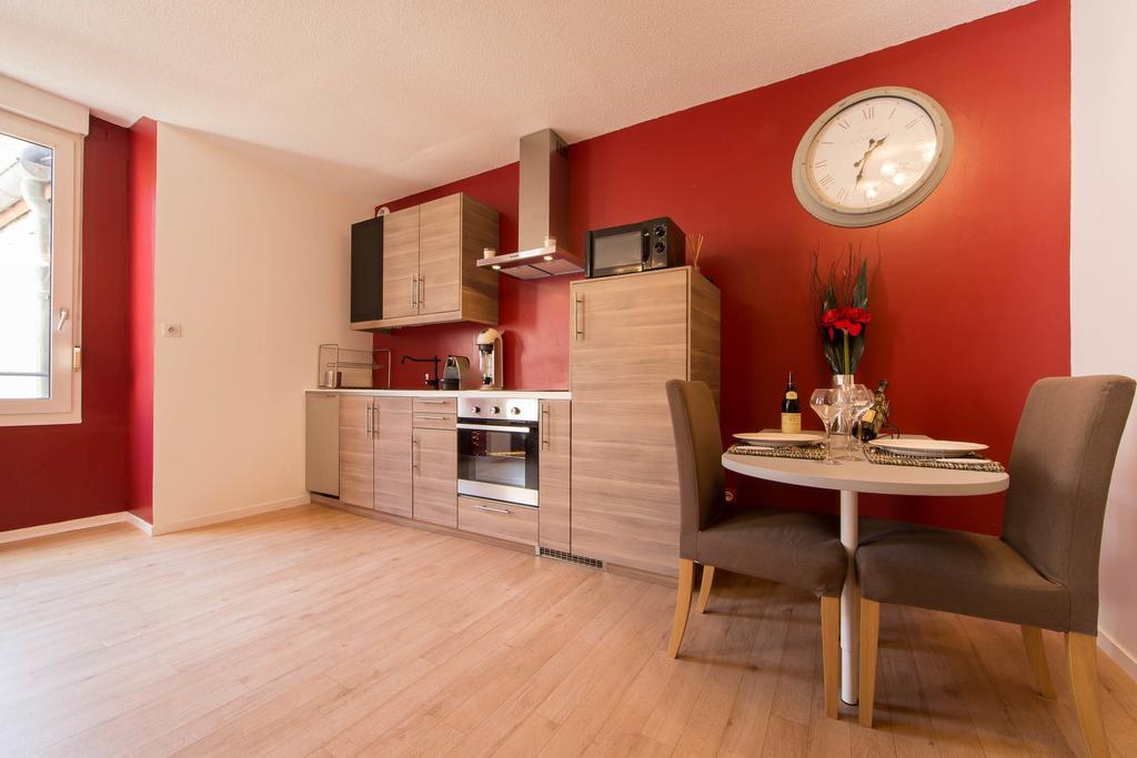 Le Pavean Beaune  Room photo