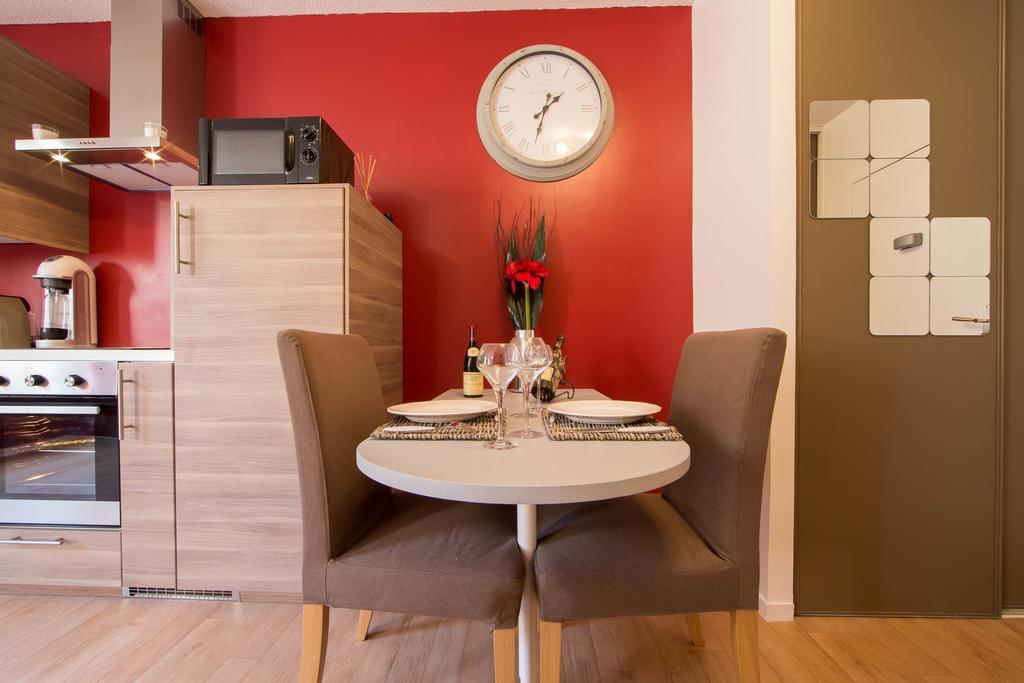 Le Pavean Beaune  Room photo