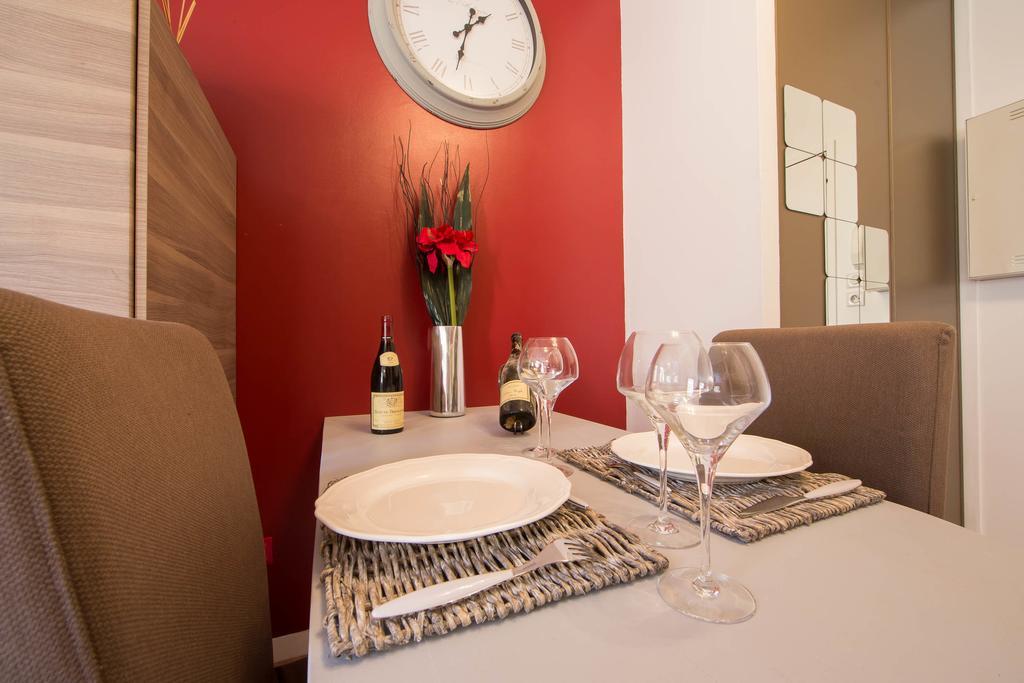 Le Pavean Beaune  Room photo