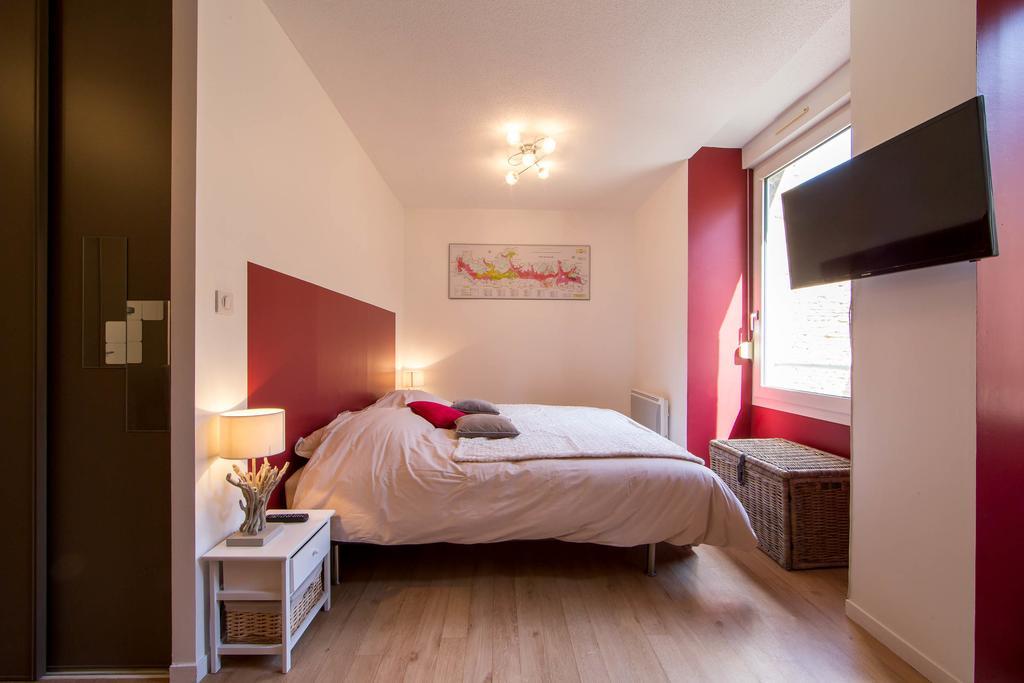 Le Pavean Beaune  Room photo