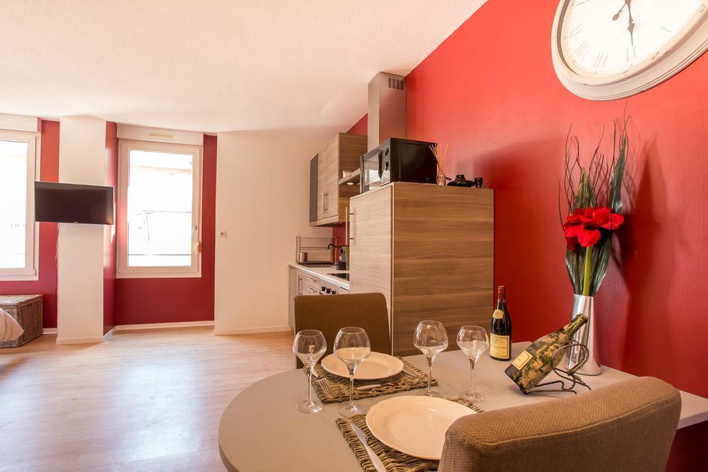 Le Pavean Beaune  Room photo