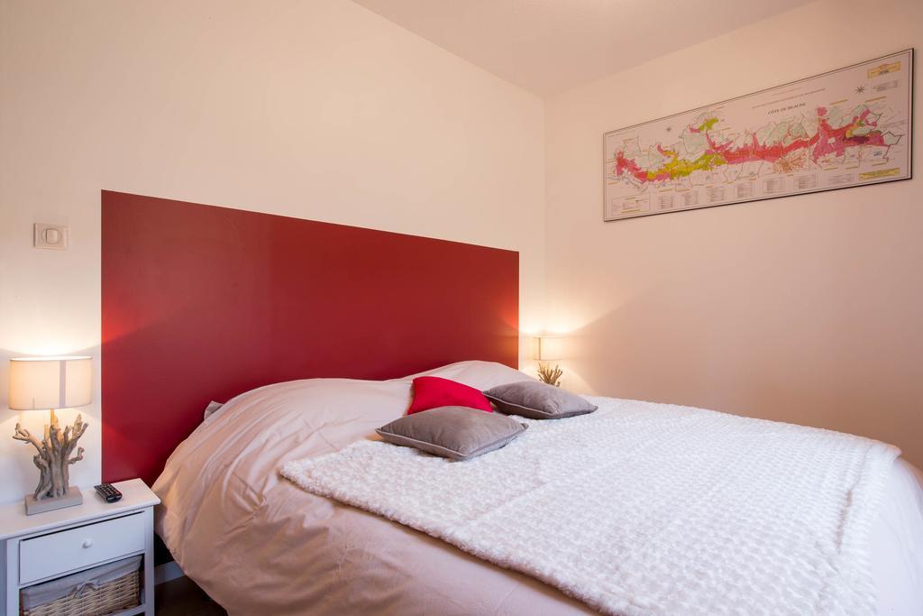 Le Pavean Beaune  Room photo