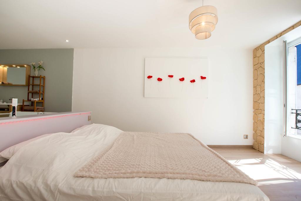 Le Pavean Beaune  Room photo