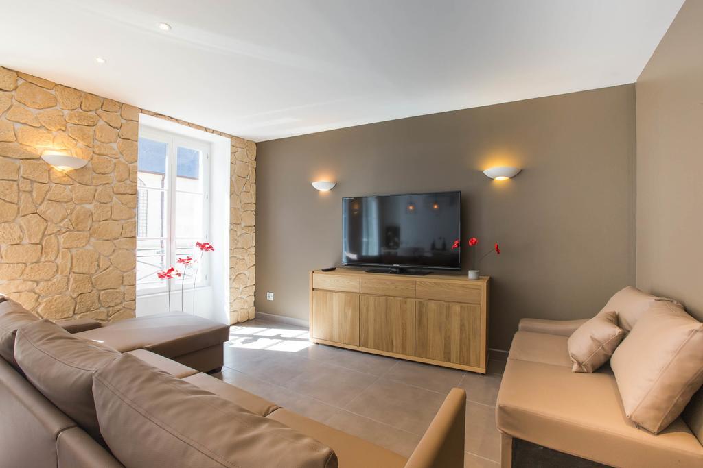 Le Pavean Beaune  Room photo