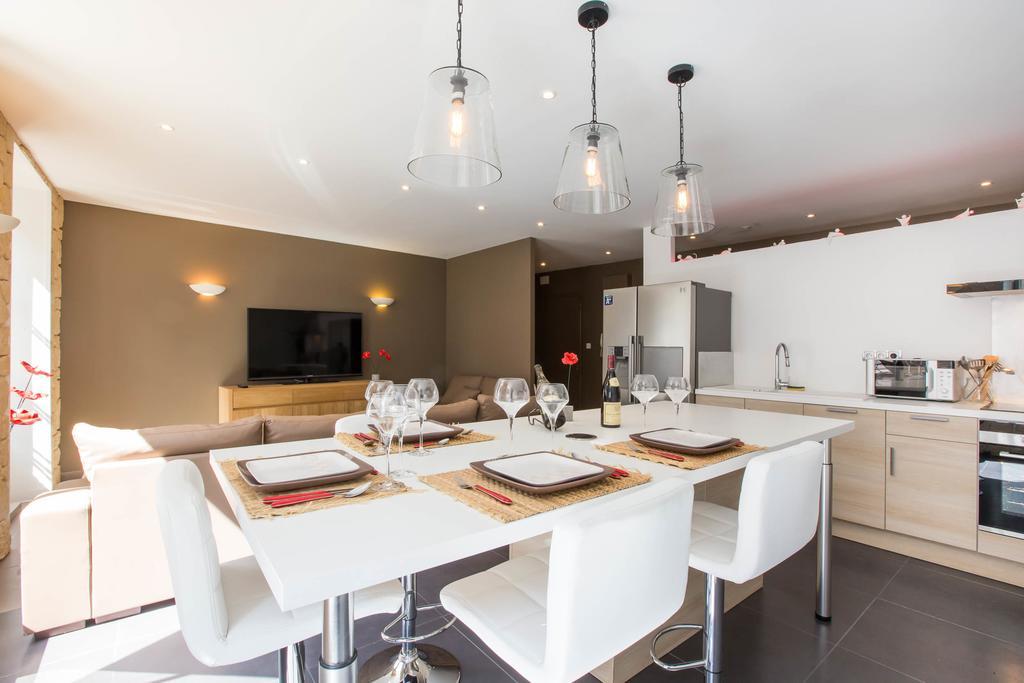 Le Pavean Beaune  Room photo